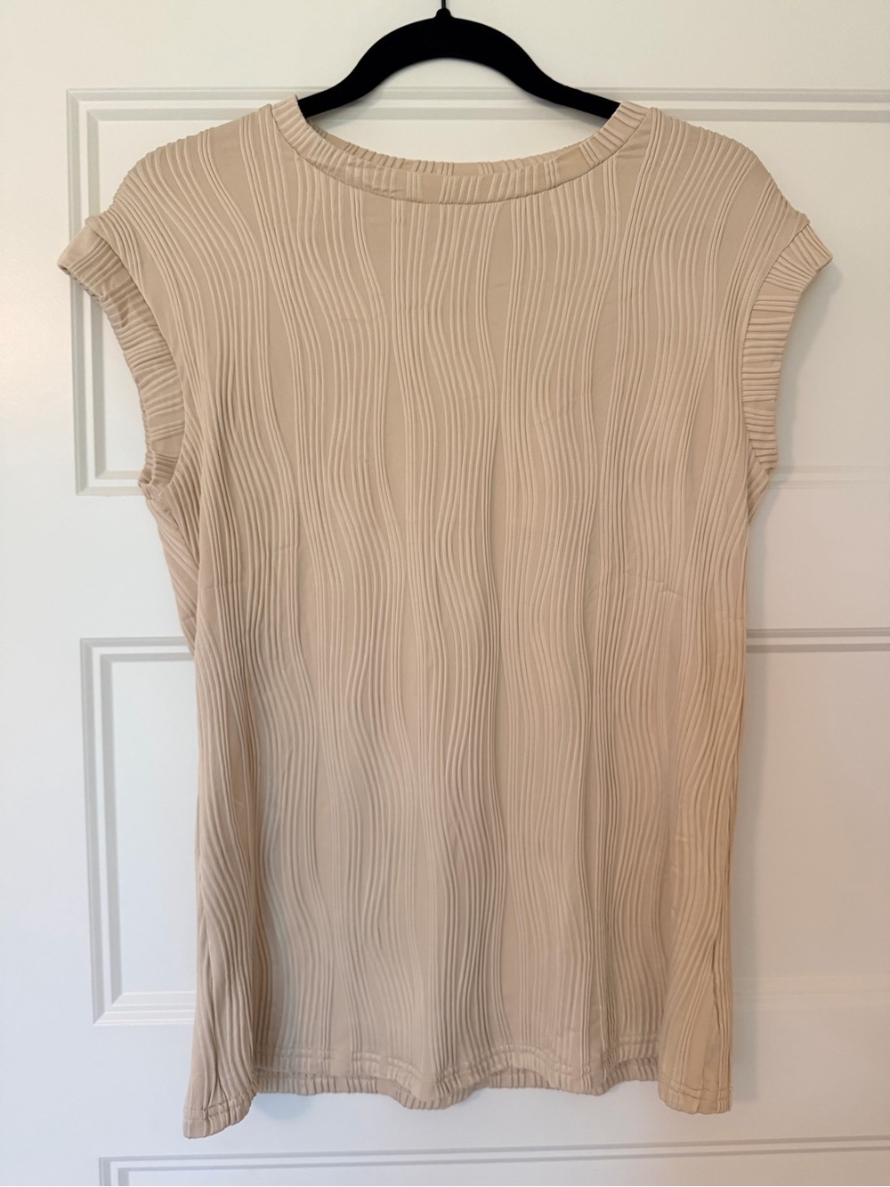 Sleeveless Textured Wave-Print Top in Beige